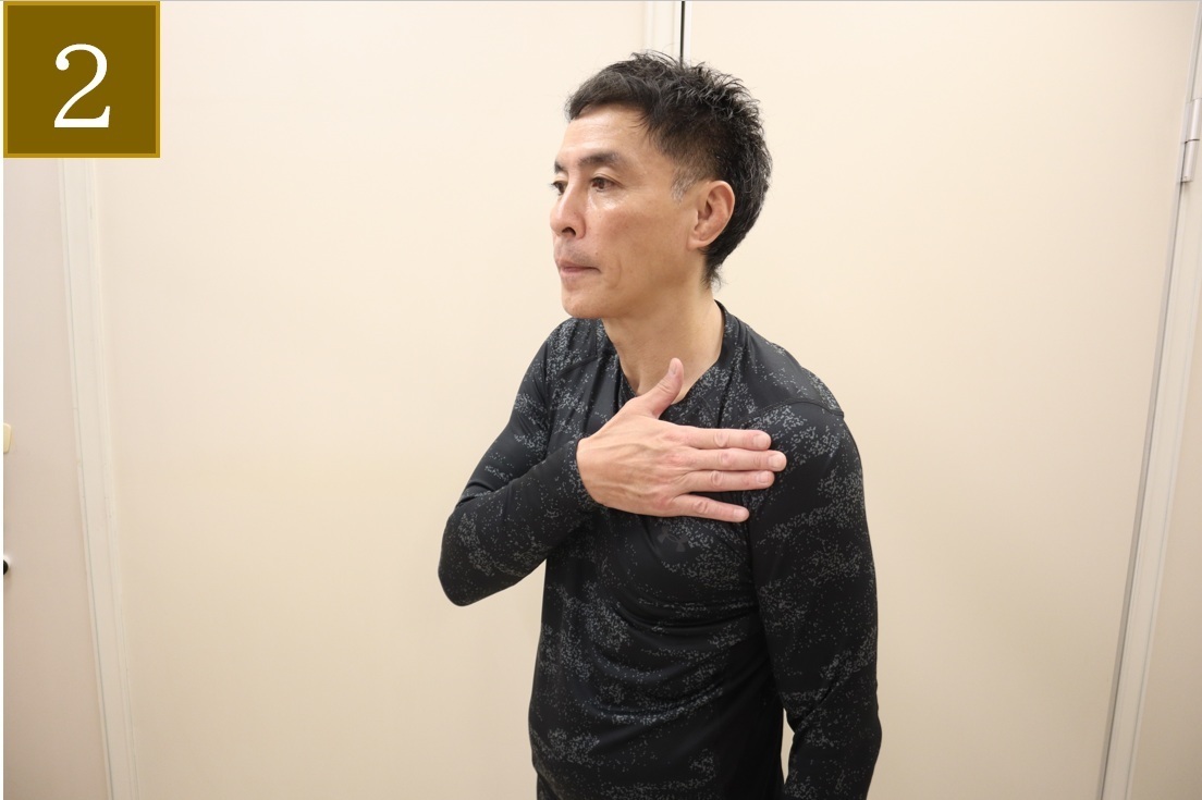 肩こり・巻き肩を解消して美ボディメイク！猫背も改善する簡単セルフケア